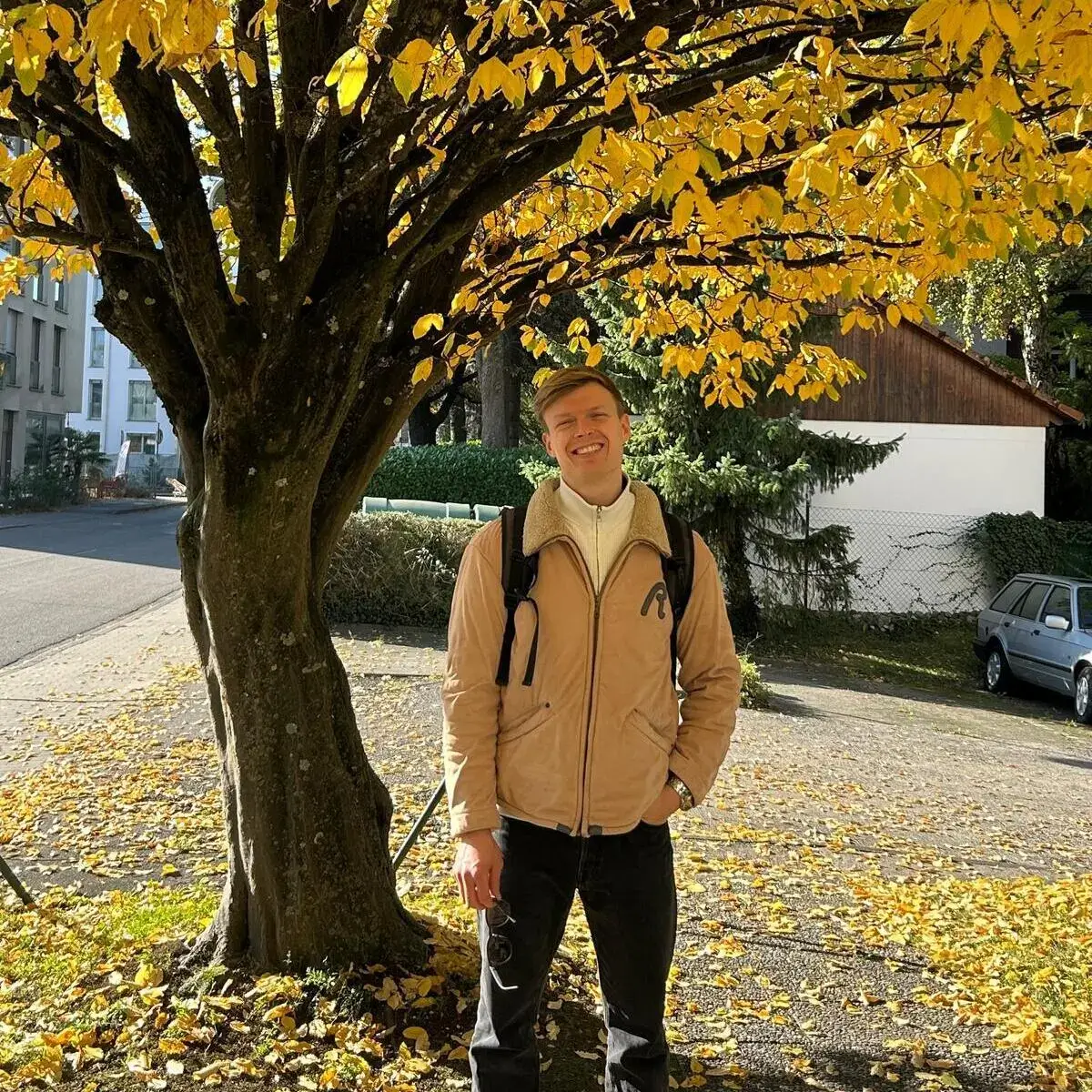 Psychologe Felix Sproß an einem sonnigen Herbsttag