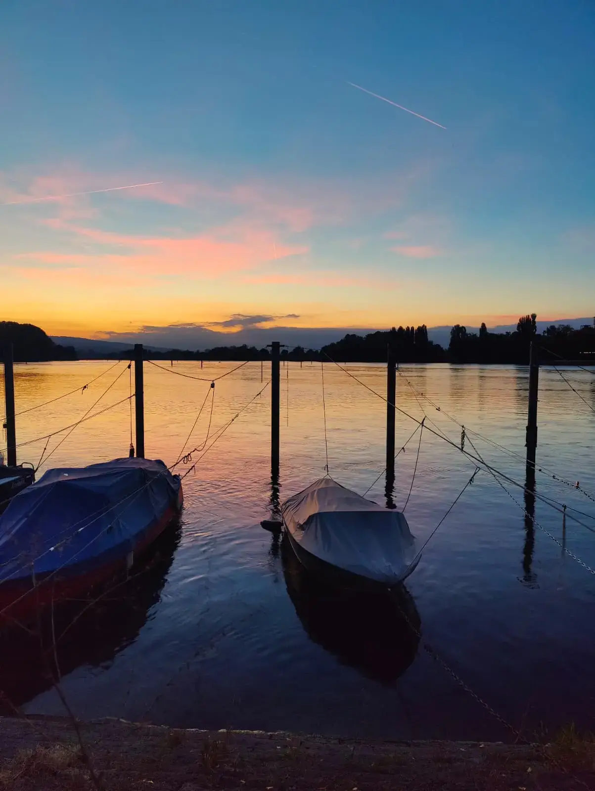 Blick auf den Rhein am Schänzle in Konstanz während der Abendsonne
