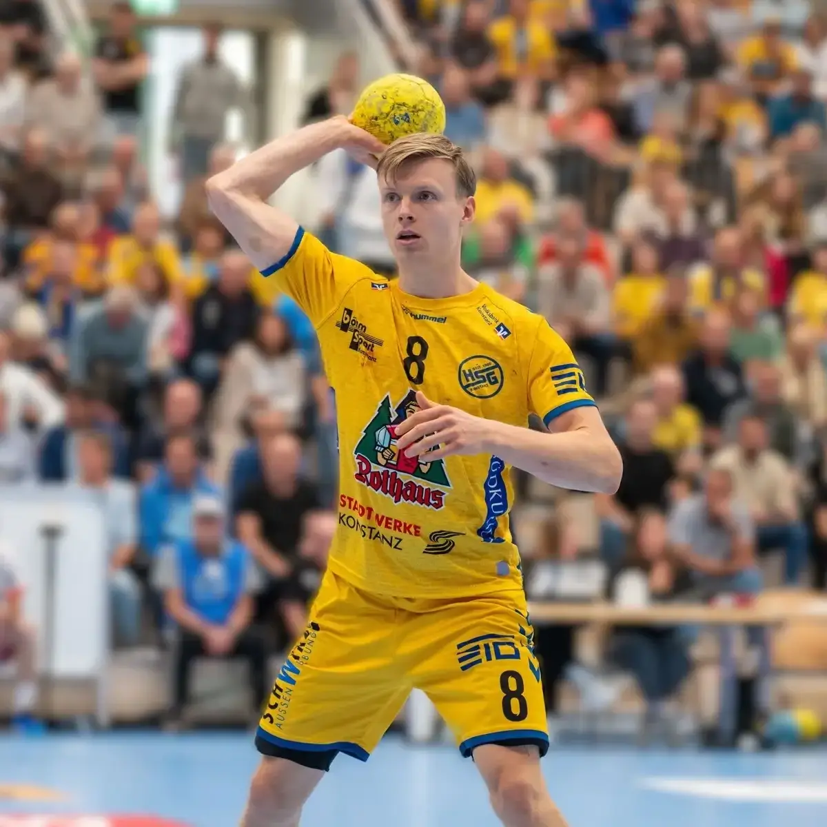 Felix Sproß beim Handballspielen in der Schänzle Halle