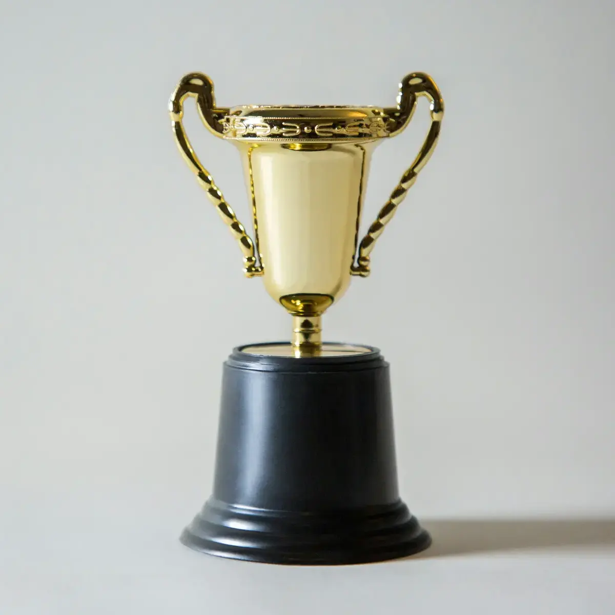 Ein goldener Pokal als Zeichen für einen Sieg im Sport